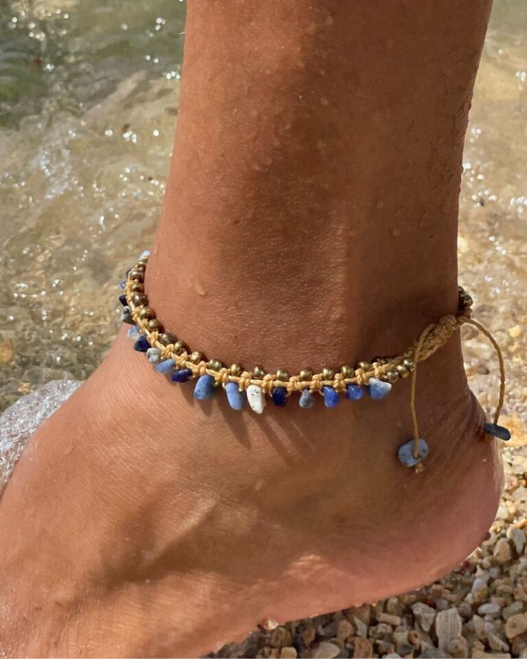 Detalhe da tornozeleira Lápis-Lazúli Sirenar em praia.
