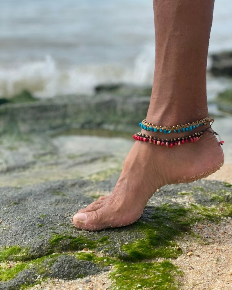 Tornozeleira Turquesa e Coral Sirenar na praia