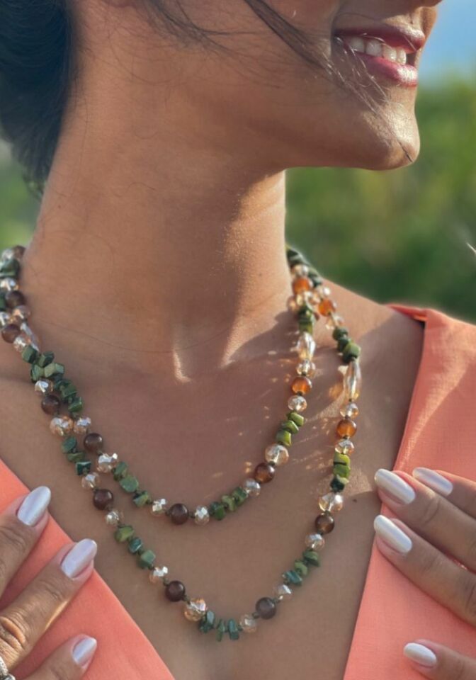 Mulher usando colar de madrepérola verde com cristais Sirenar