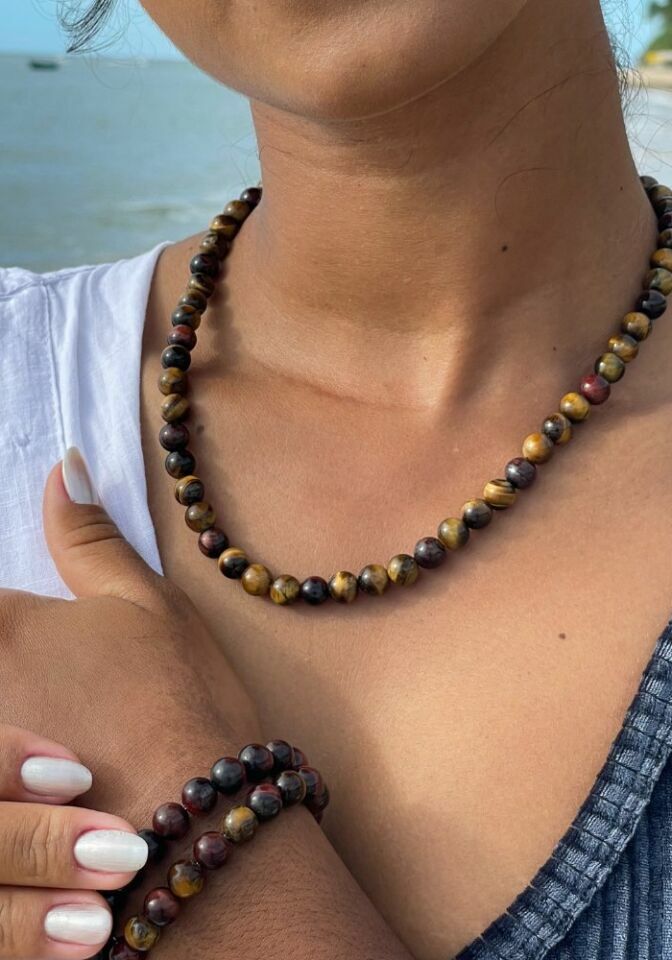 Pulseiras Olho de Tigre Sirenar exibidas na praia.