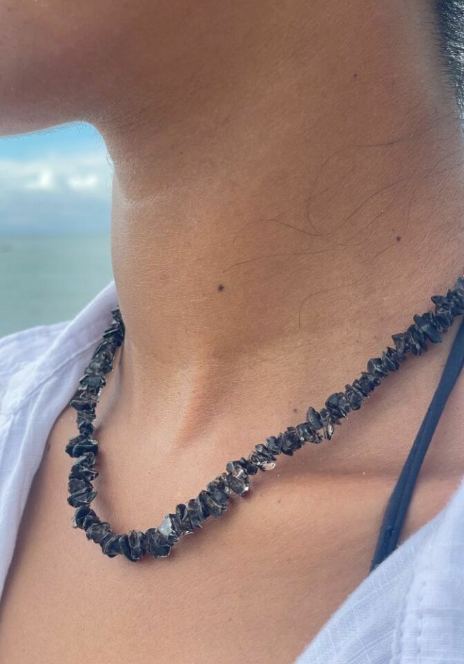 Colar Quartzo Fumê Sirenar na praia.