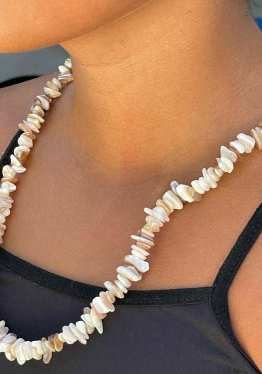 Colar artesanal de madrepérola com design boho chic e energia protetora.